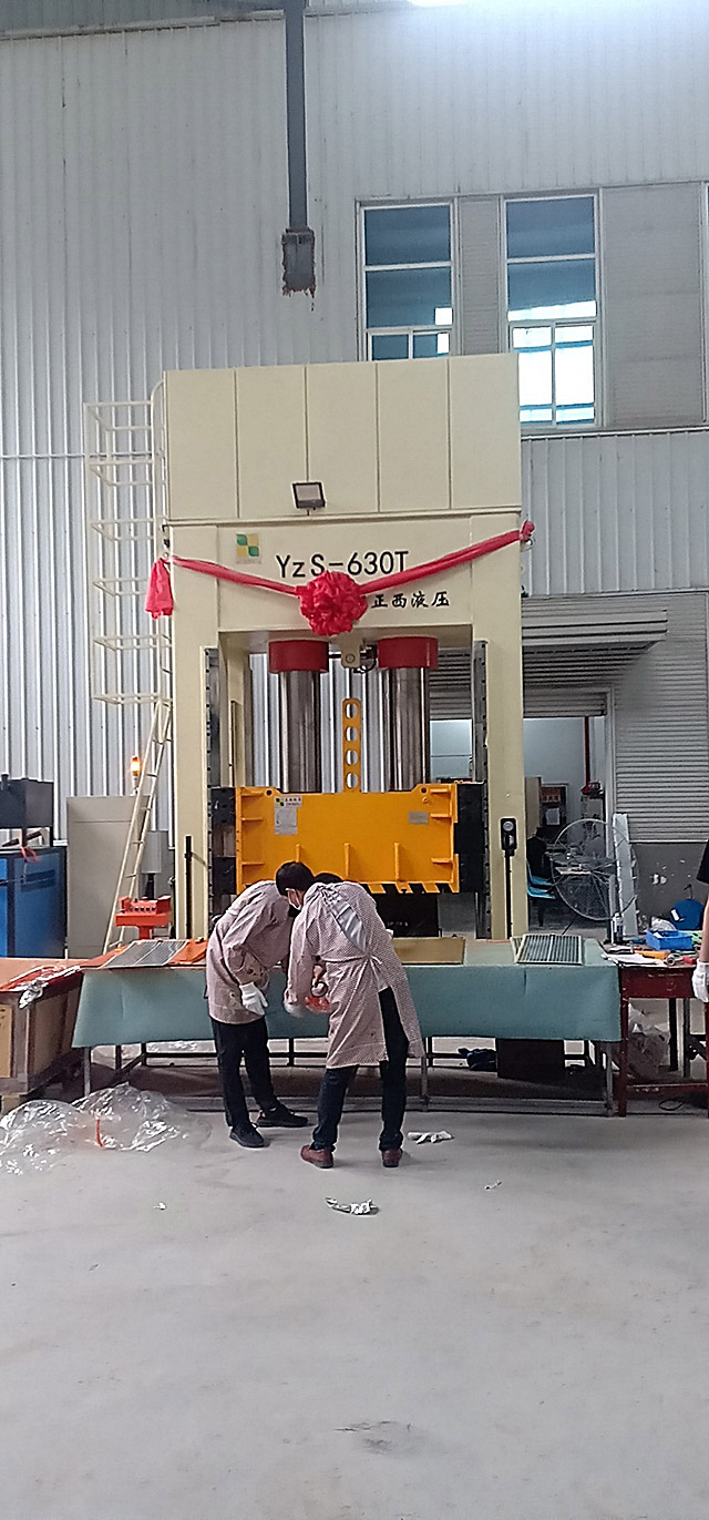 630噸框架式液壓機定制安裝圓滿成功，客戶相當(dāng)滿意