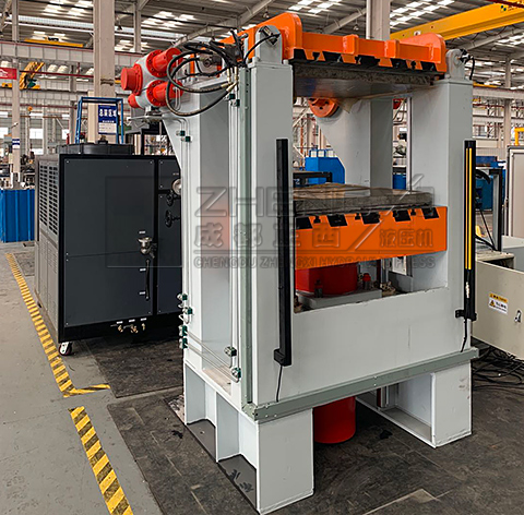 100噸翻轉復合材料液壓機調試完成，準備發到客戶現場